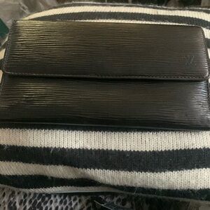 Authentic Louis Vuitton Epi Wallet! 🖤🧡